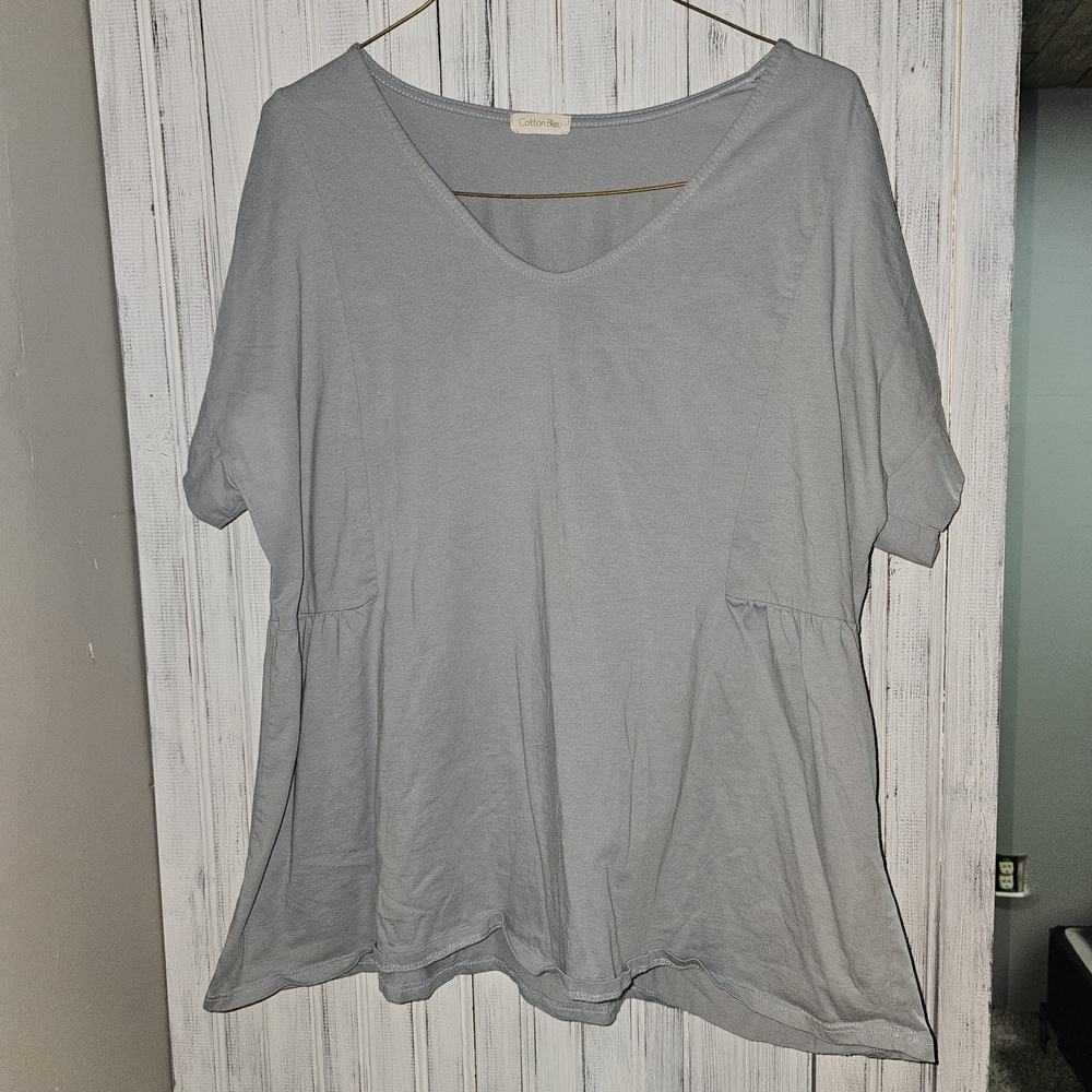 Chic V-Neck Short Sleeve Tee in Soft Gray